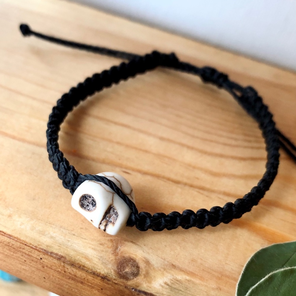 Cracked Howlite Skull Charm Bracelet - Picture 4 of 4
